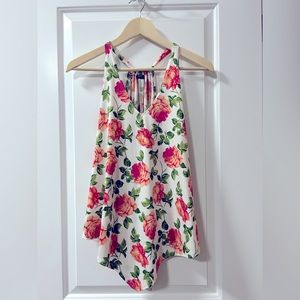 Floral trendy top.
